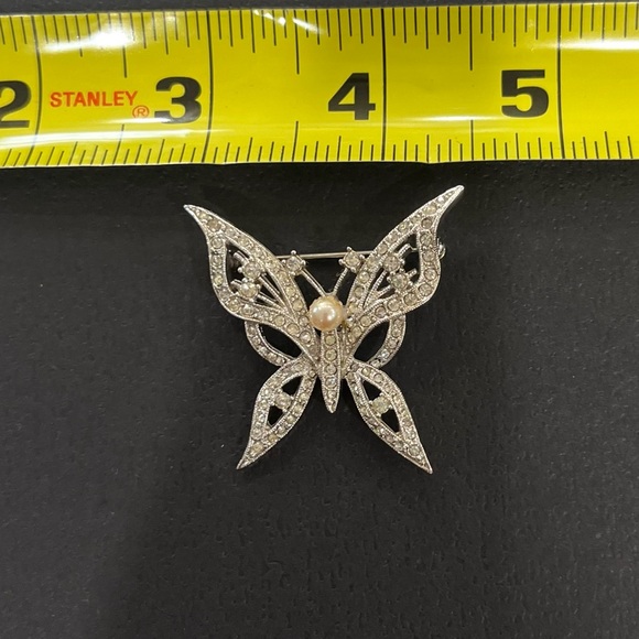 Butterfly Pin Brooch Silver-tone Rhinestone & Faux Pearl Butterfly - Picture 3 of 5